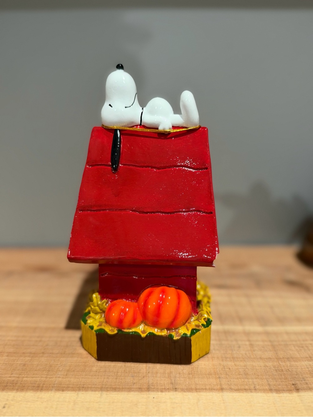 NWT Peanuts Snoopy Doghouse Fall Decor